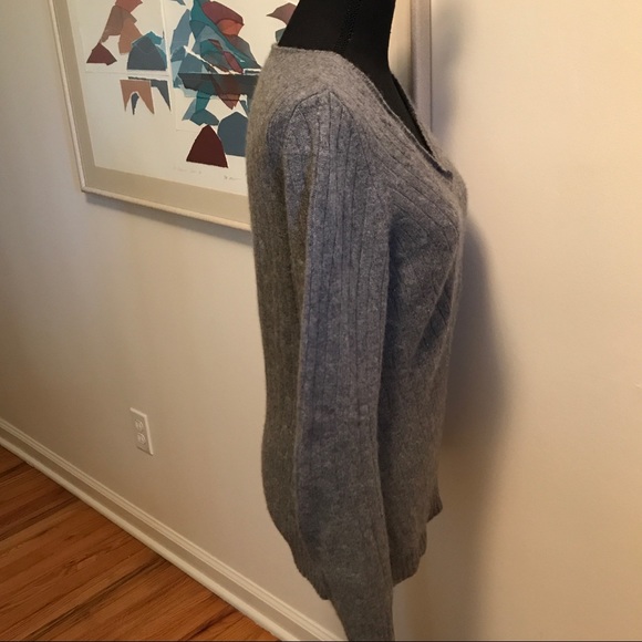 Saks Fifth Ave 100% Cashmere Pullover Cable Knit Sweater V-Neck size S - Picture 3 of 8